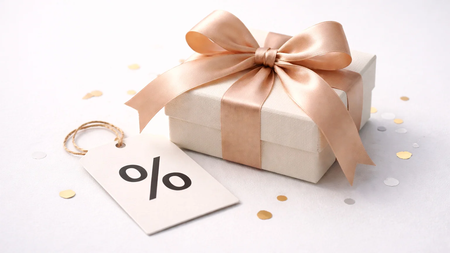 Geschenkbox mit Prozentzeichen symbolisiert Bonusangebot